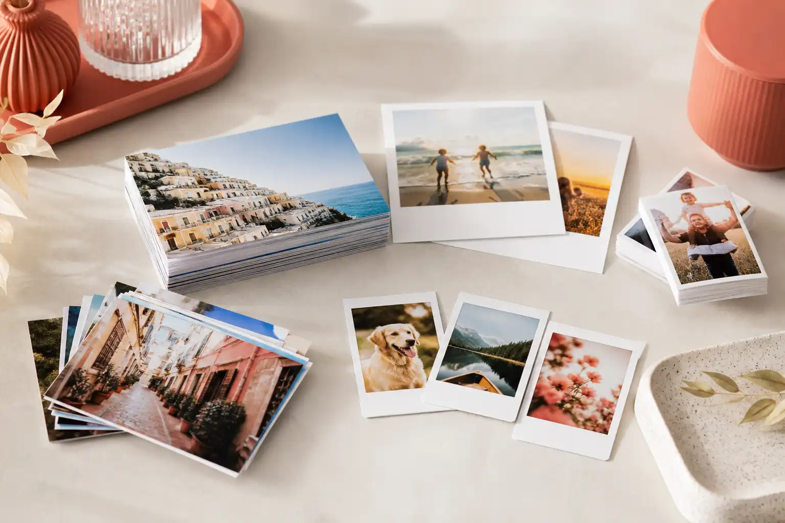 Свежие отпечатки фото, карточки в стиле Polaroid и мини-фото на светлом столе
